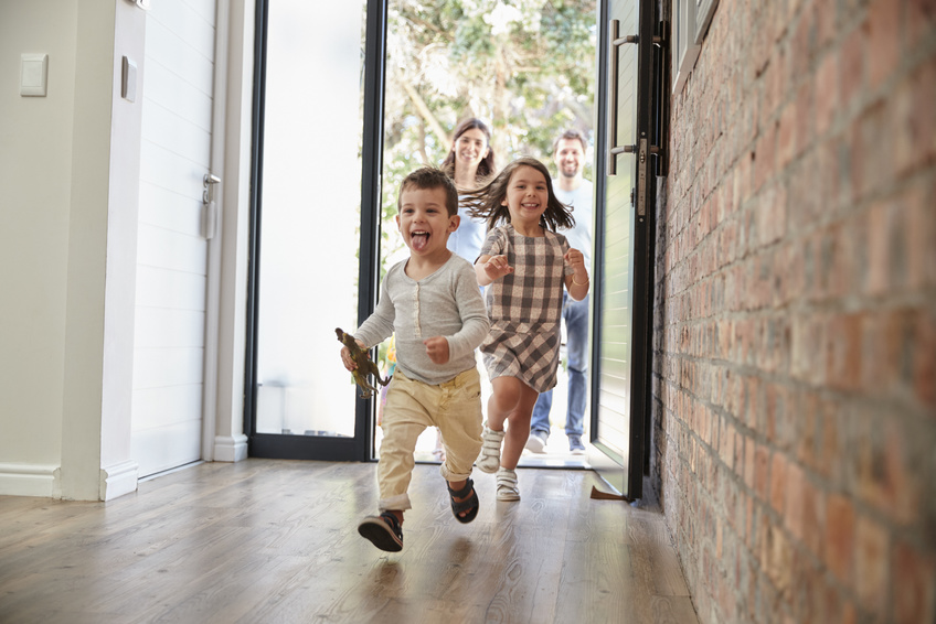 Enfants heureux d'entrer dans leur nouvelle maison bourgogne bâtir